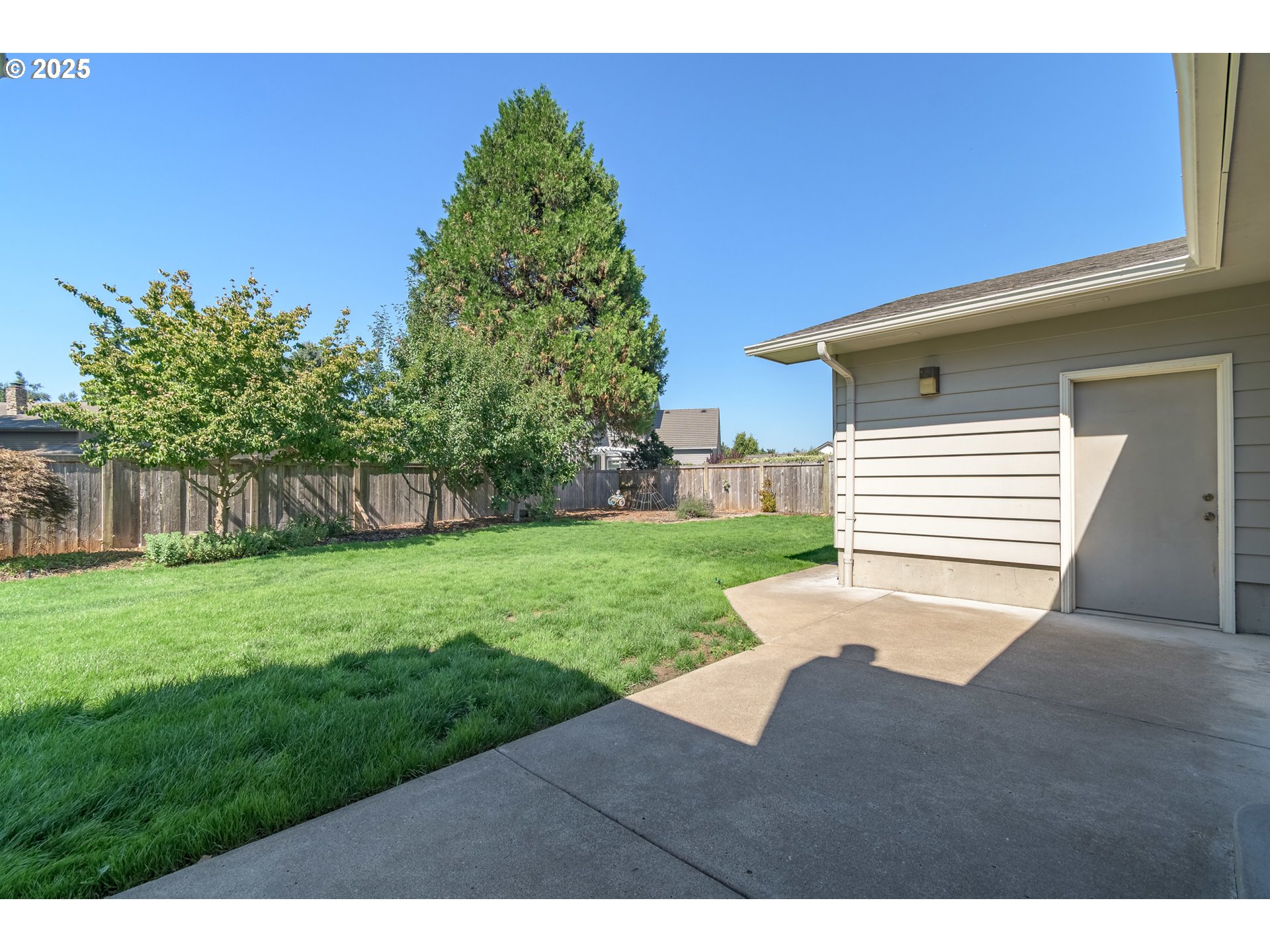 708 Blackstone Street Springfield, OR 97477 - Photo 30 of 45 a backyard of a house with lots of green space
