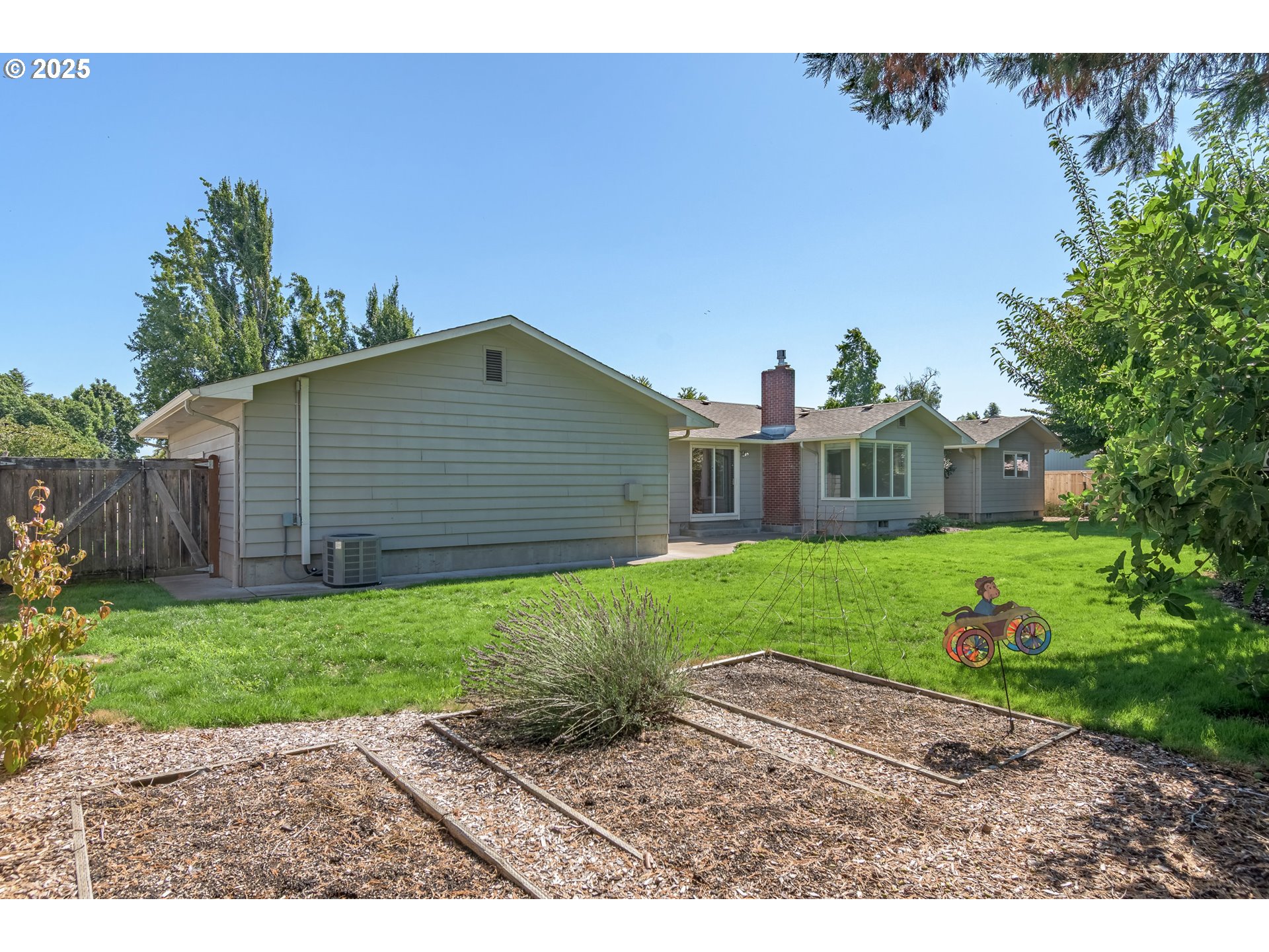 708 Blackstone Street Springfield, OR 97477 - Photo 37 of 45 a front view of a house with garden