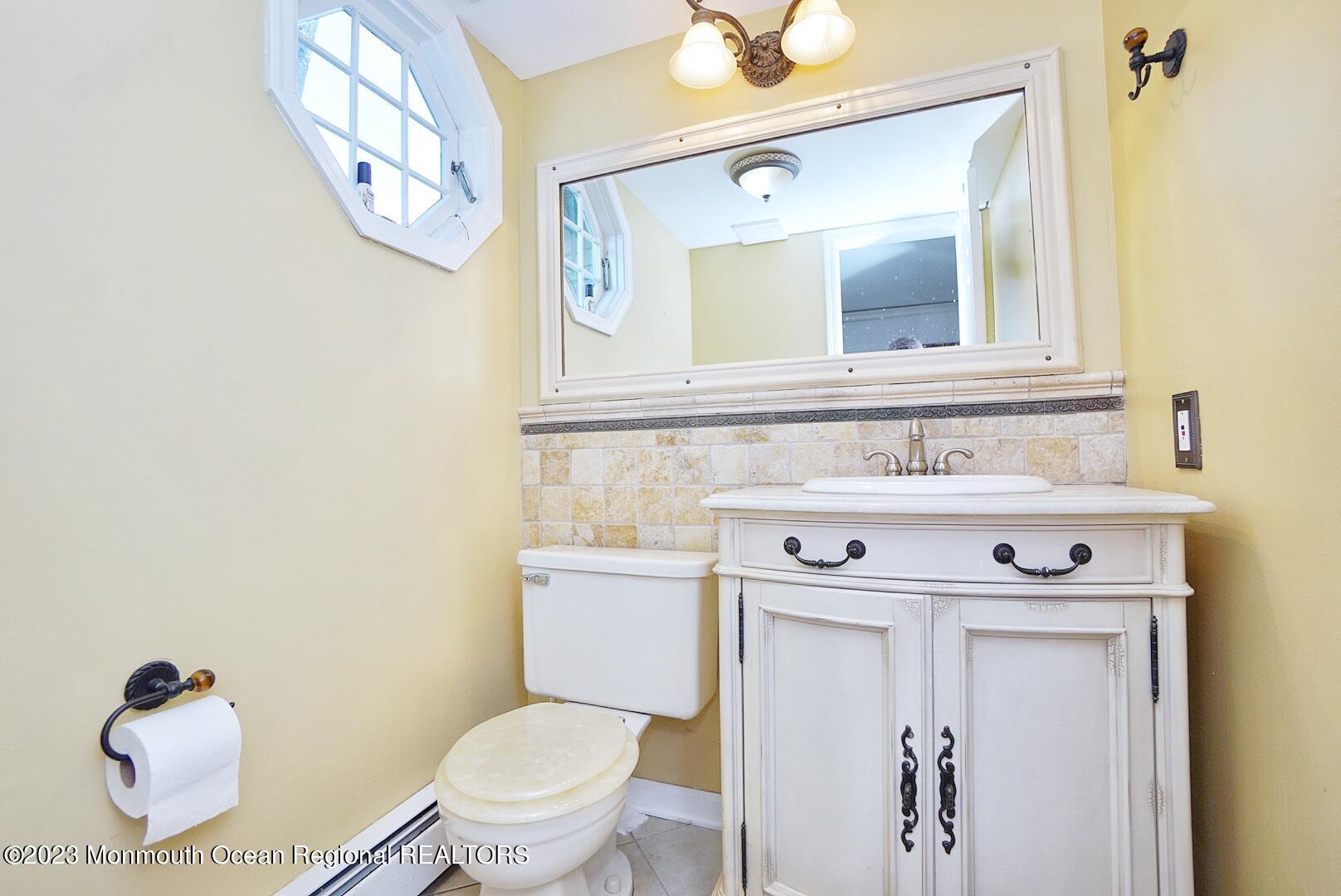 11 Grant Road Manalapan, NJ 07726 - Photo 11 of 26 1ST FLOOR GUEST BATHROOM