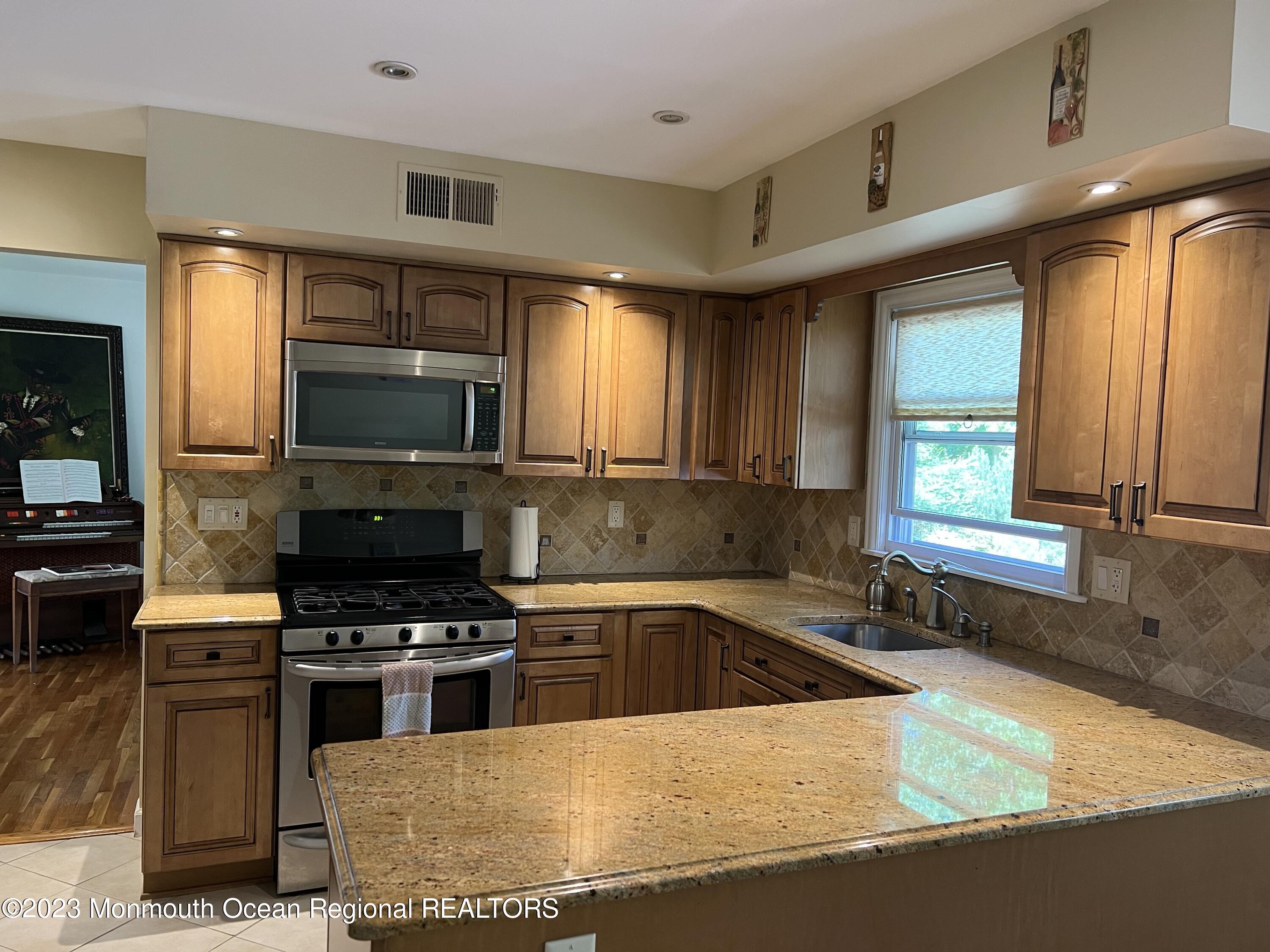 11 Grant Road Manalapan, NJ 07726 - Photo 12 of 26 WARM WOOD TONED KRAFTMAID CABINETS