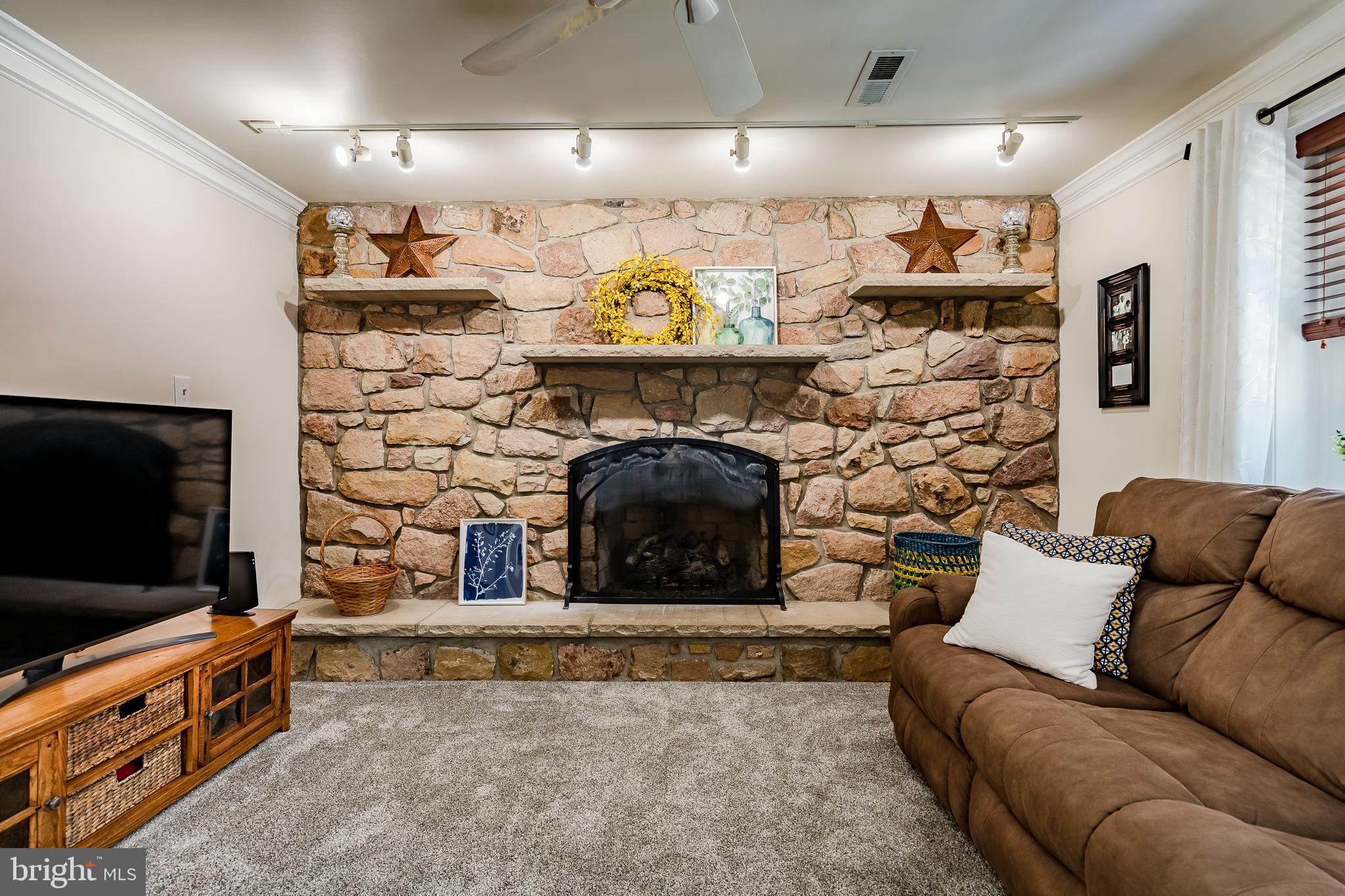 284 Magnolia Road Warminster, PA 18974 - Photo 20 of 53 Custom gas insert