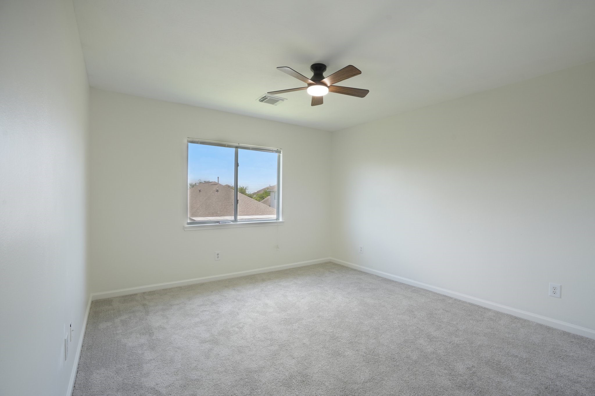 4419 Crossvine Avenue Baytown, TX 77521 - Photo 28 of 38 View of secondary bedroom 2.