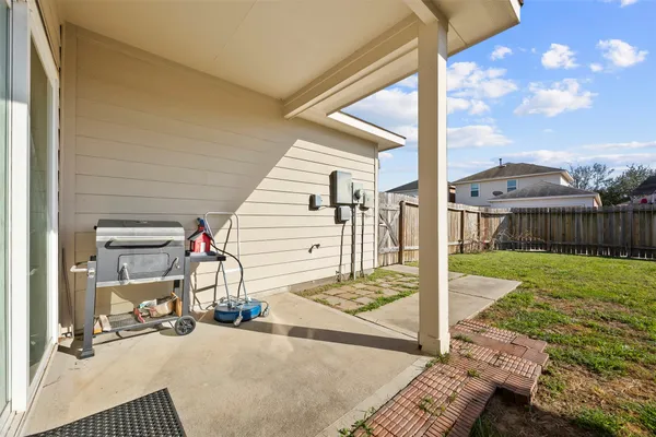 a view of a house with backyard and porch