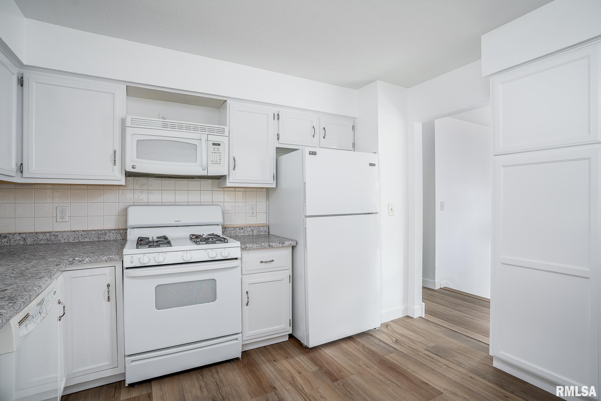 2530 St Johns Court Bettendorf, IA 52722 - Photo 4 of 22