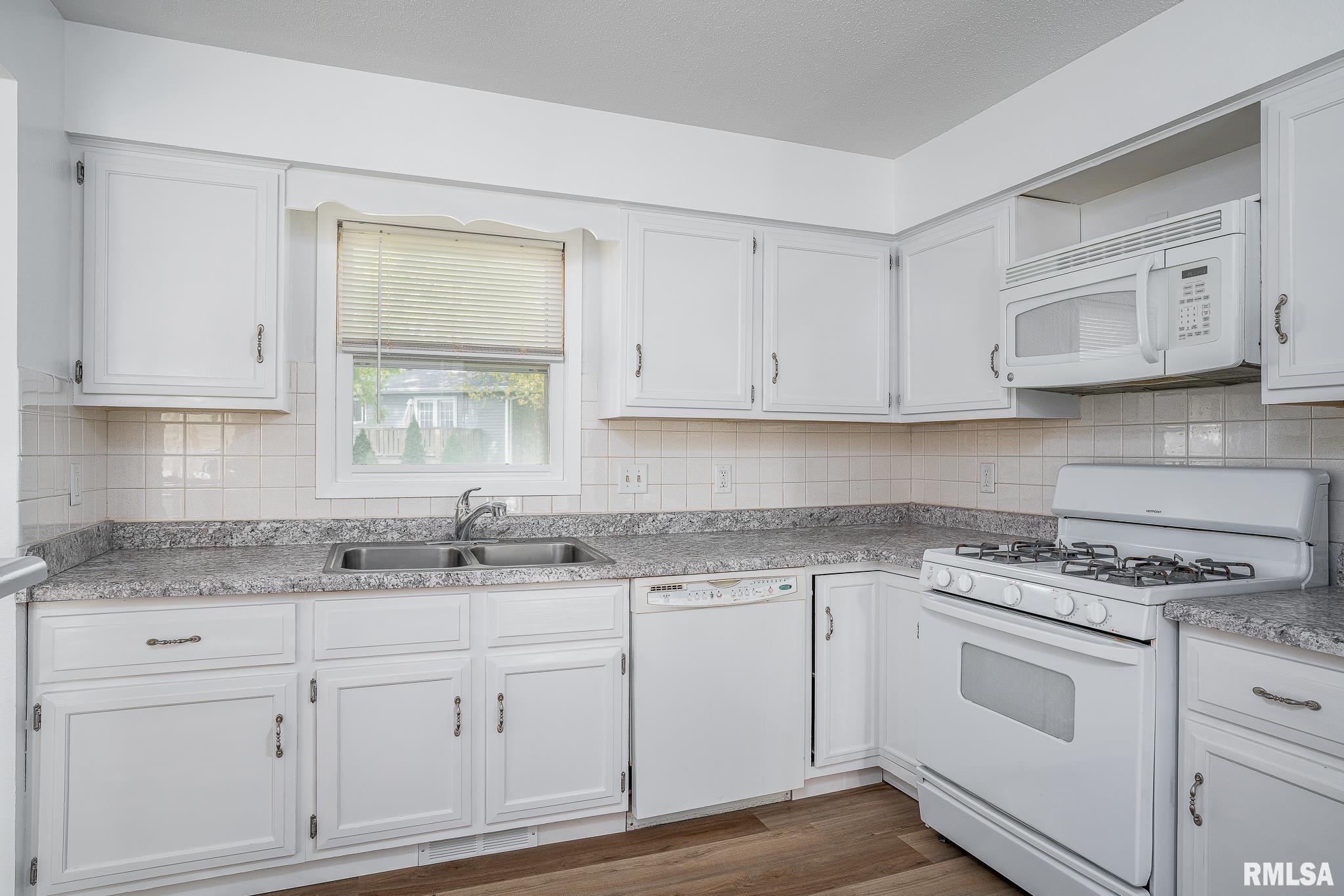 2530 St Johns Court Bettendorf, IA 52722 - Photo 5 of 22