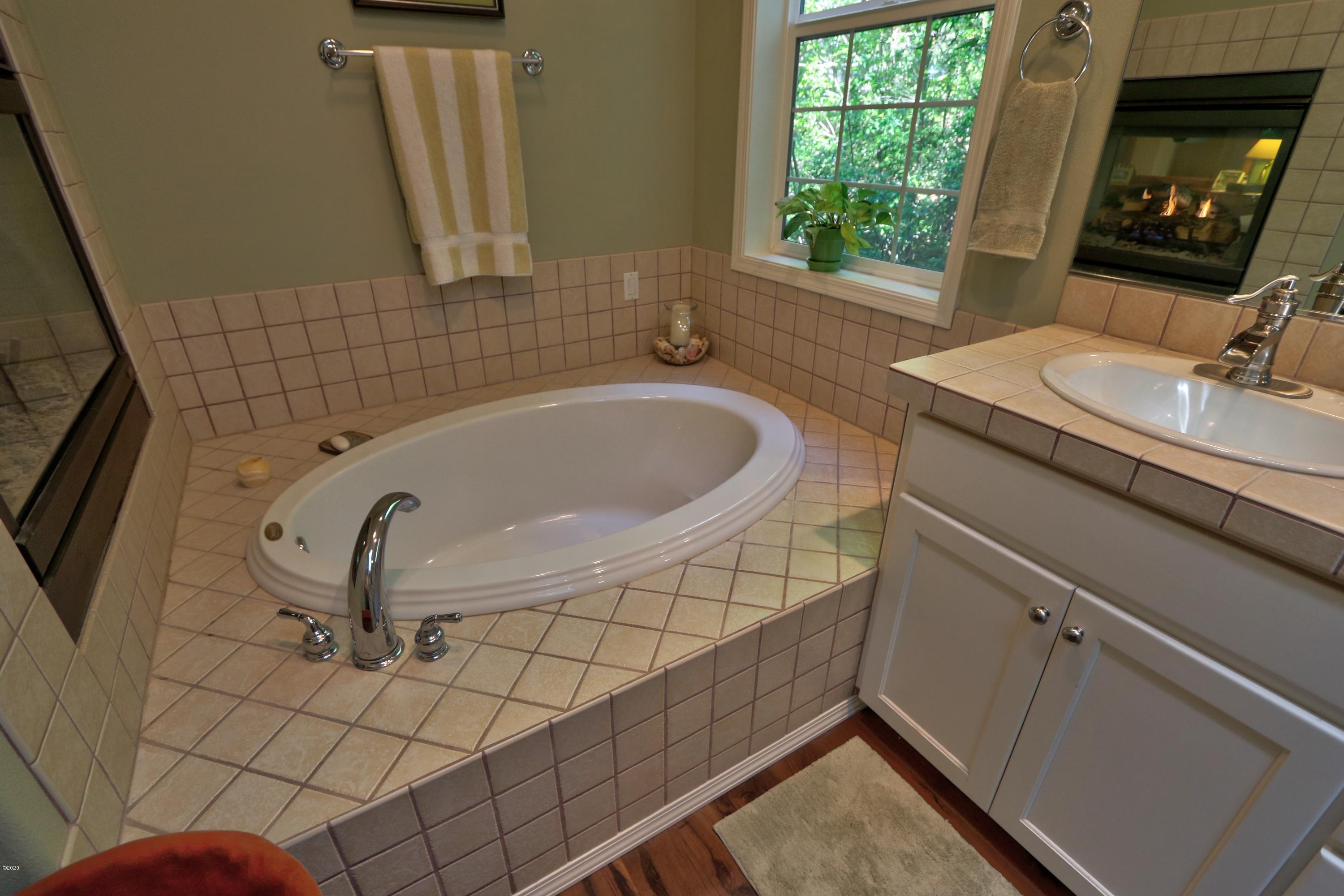 60 Gull Station Depoe Bay, OR 97341 - Photo 19 of 36 Master Bath