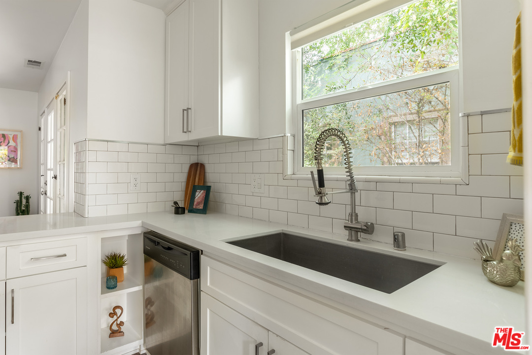 4870 Stratford Road Los Angeles, CA 90042 - Photo 11 of 30
