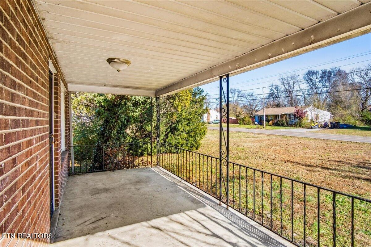 2304 Sanderson Road Knoxville, TN 37921 - Photo 4 of 30 Gallery Image 4