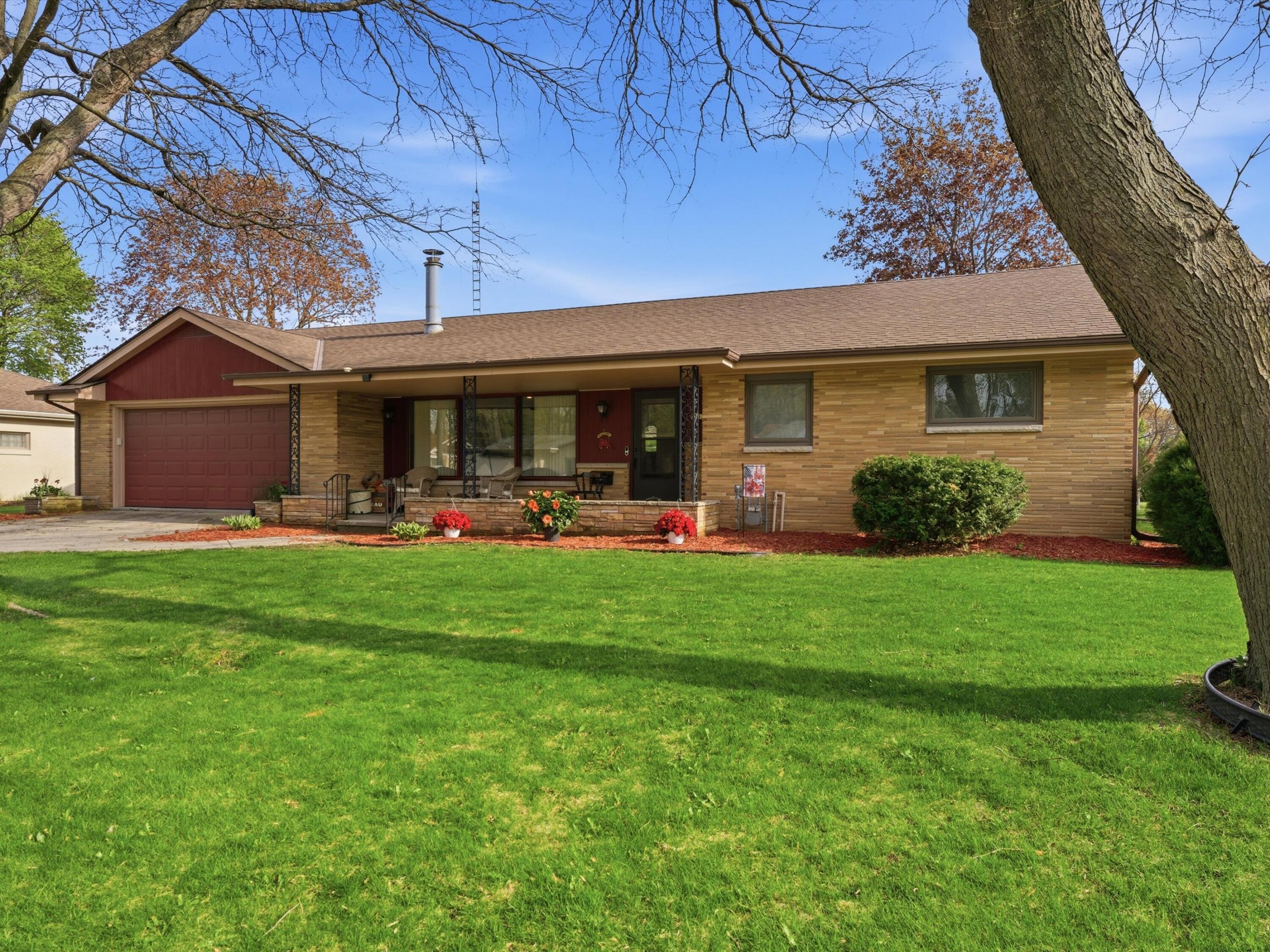 2211 Markham Street Manitowoc, WI 54220 - Photo 2 of 29 02-002_3079661_02141