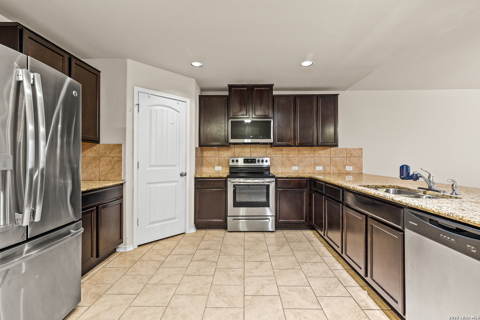 6919 Quantum Loop San Antonio, TX 78252 - Photo 9 of 43