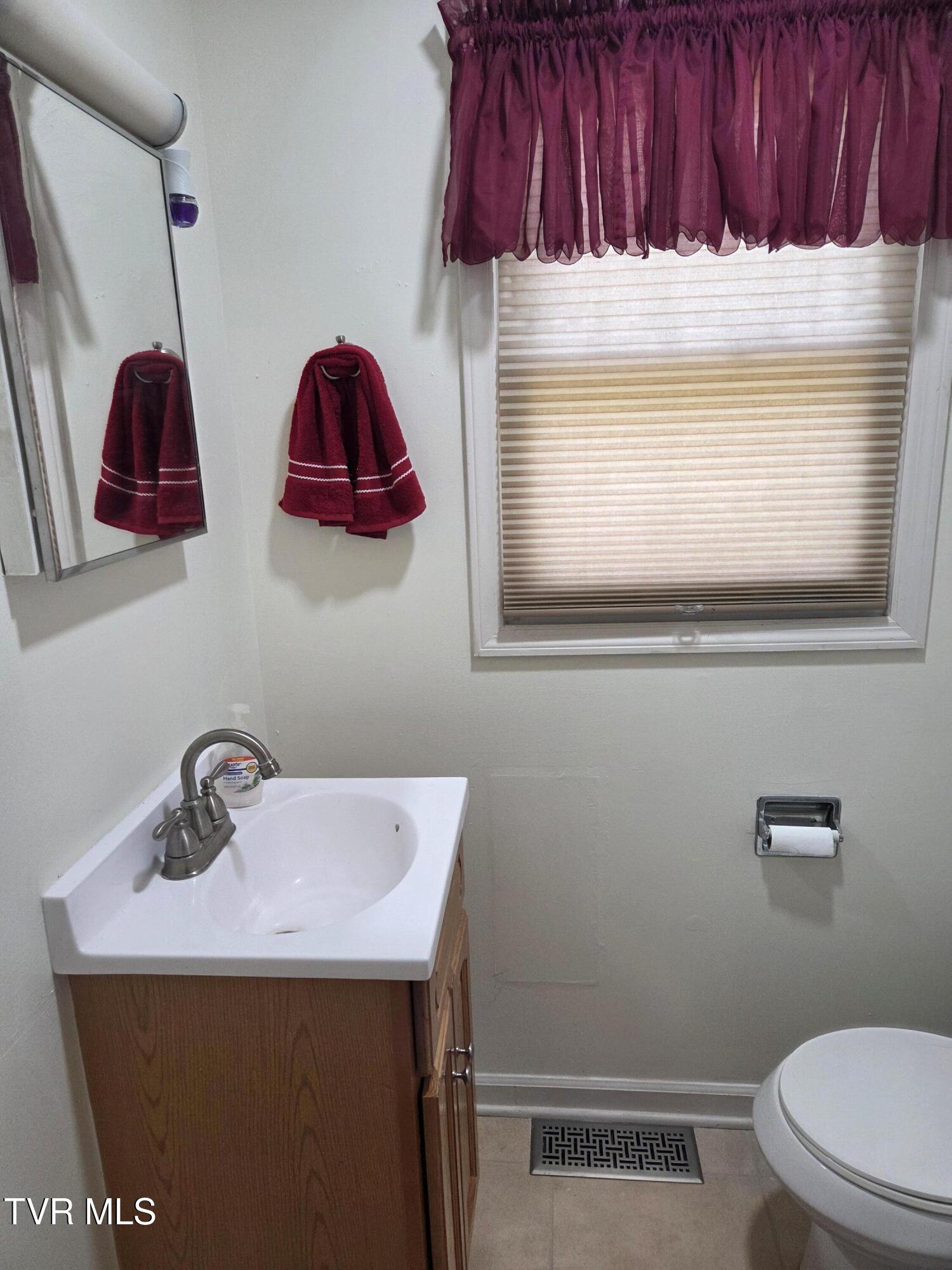 130 Unaka Subdivision Road Elizabethton, TN 37643 - Photo 23 of 24 130 Half Bath
