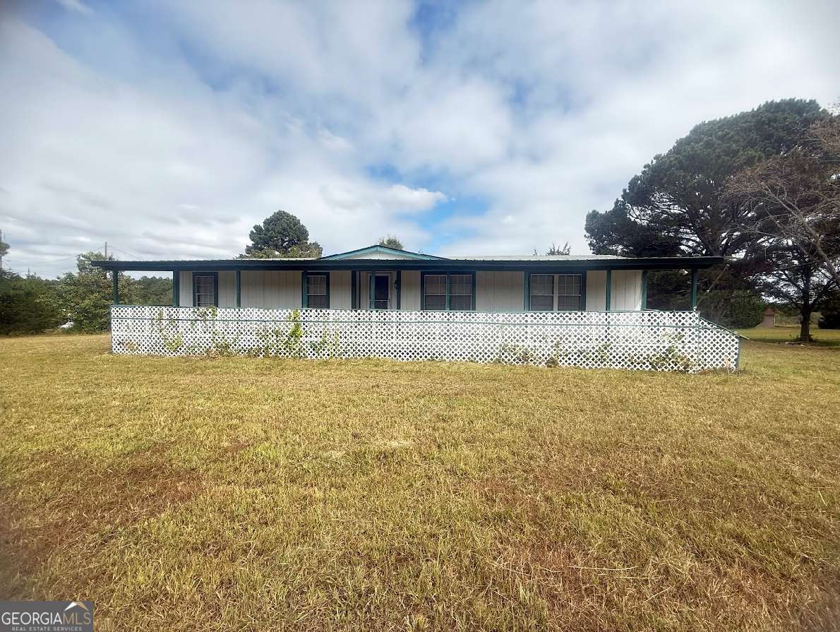 a view of a house with a yard