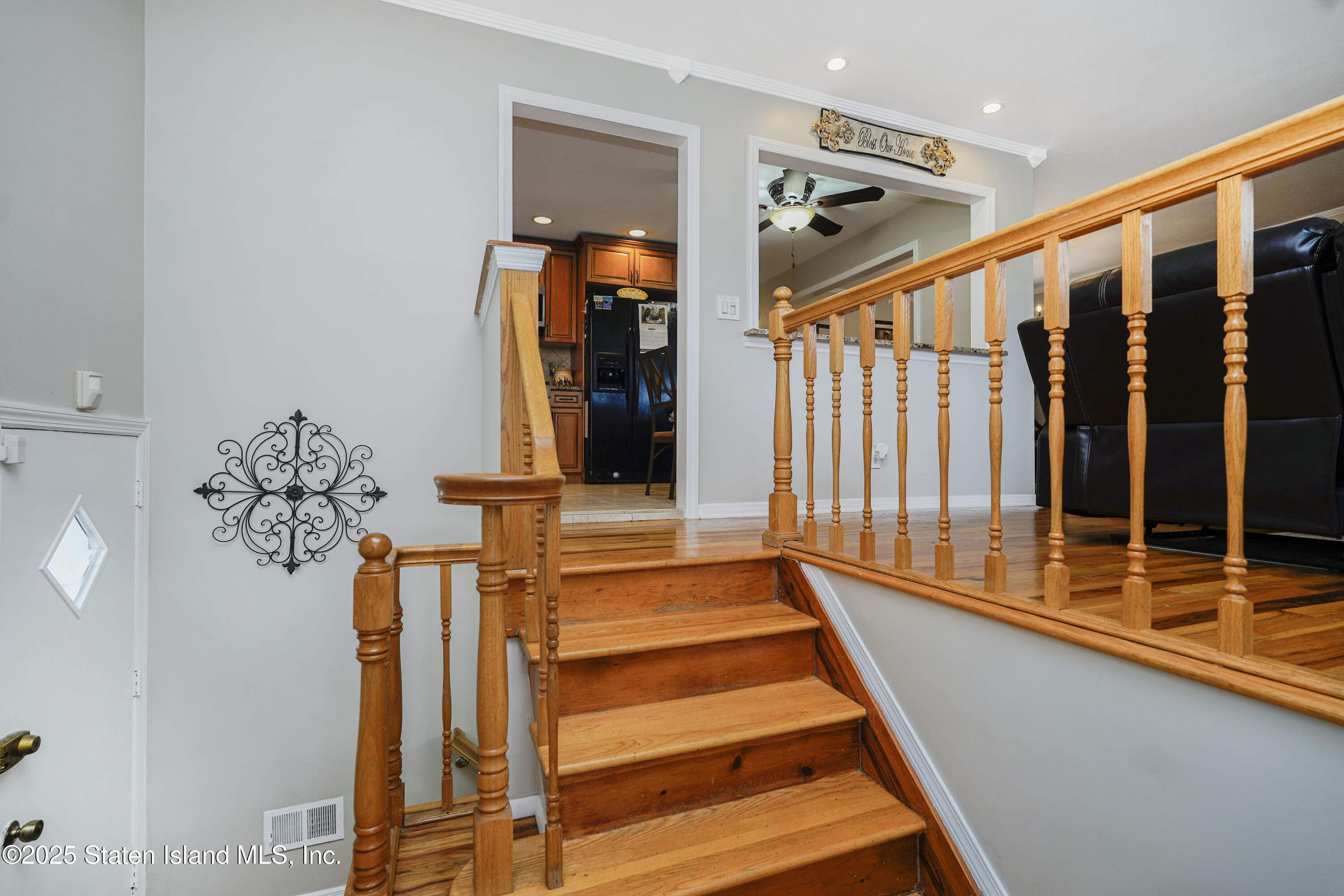 10 Draper Place Staten Island, NY 10314 - Photo 3 of 20 a view of entryway