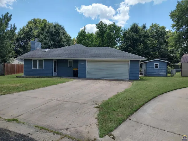 $162,900 | 125 Cypress Drive, Emporia, KS 66801
