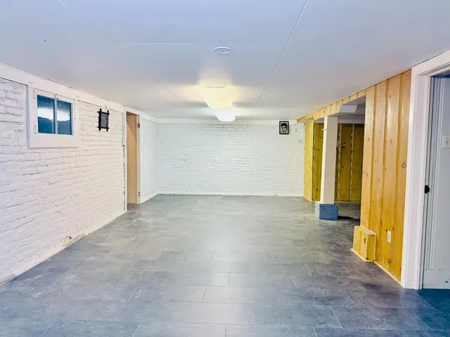 a view of a yard with a house