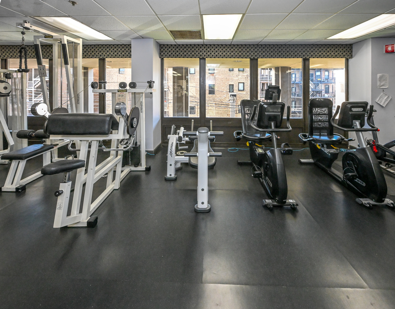5320 North Sheridan Road, Unit 1011 Chicago, IL 60640 - Photo 23 of 37 a view of a room with gym equipment