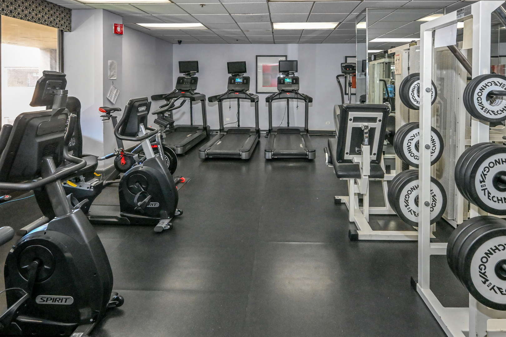 5320 North Sheridan Road, Unit 1011 Chicago, IL 60640 - Photo 24 of 37 a view of a room with gym equipment