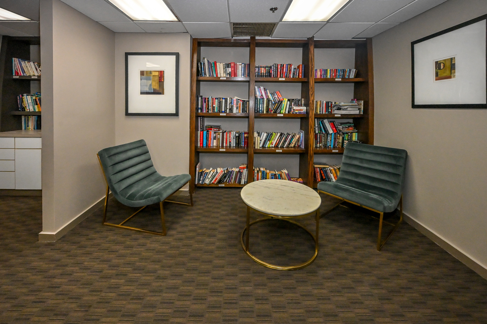 5320 North Sheridan Road, Unit 1011 Chicago, IL 60640 - Photo 25 of 37 a living room with furniture and a book shelf