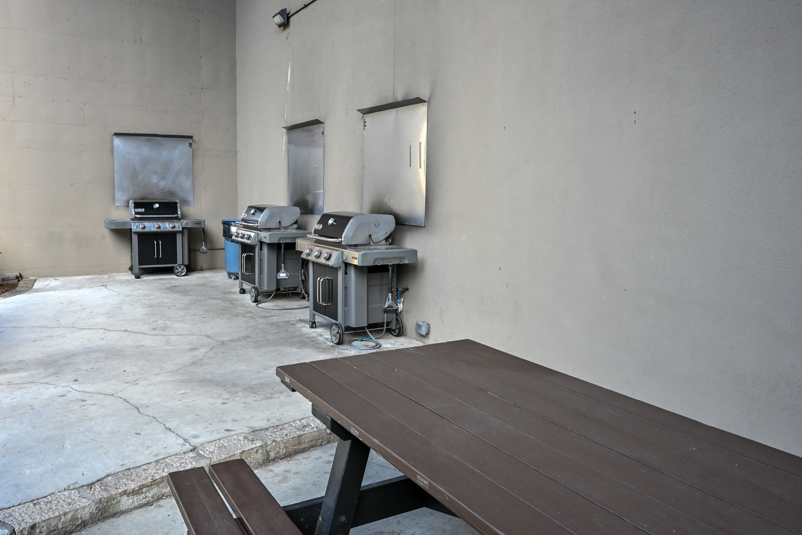 5320 North Sheridan Road, Unit 1011 Chicago, IL 60640 - Photo 34 of 37 a living room with table chairs and a dining table