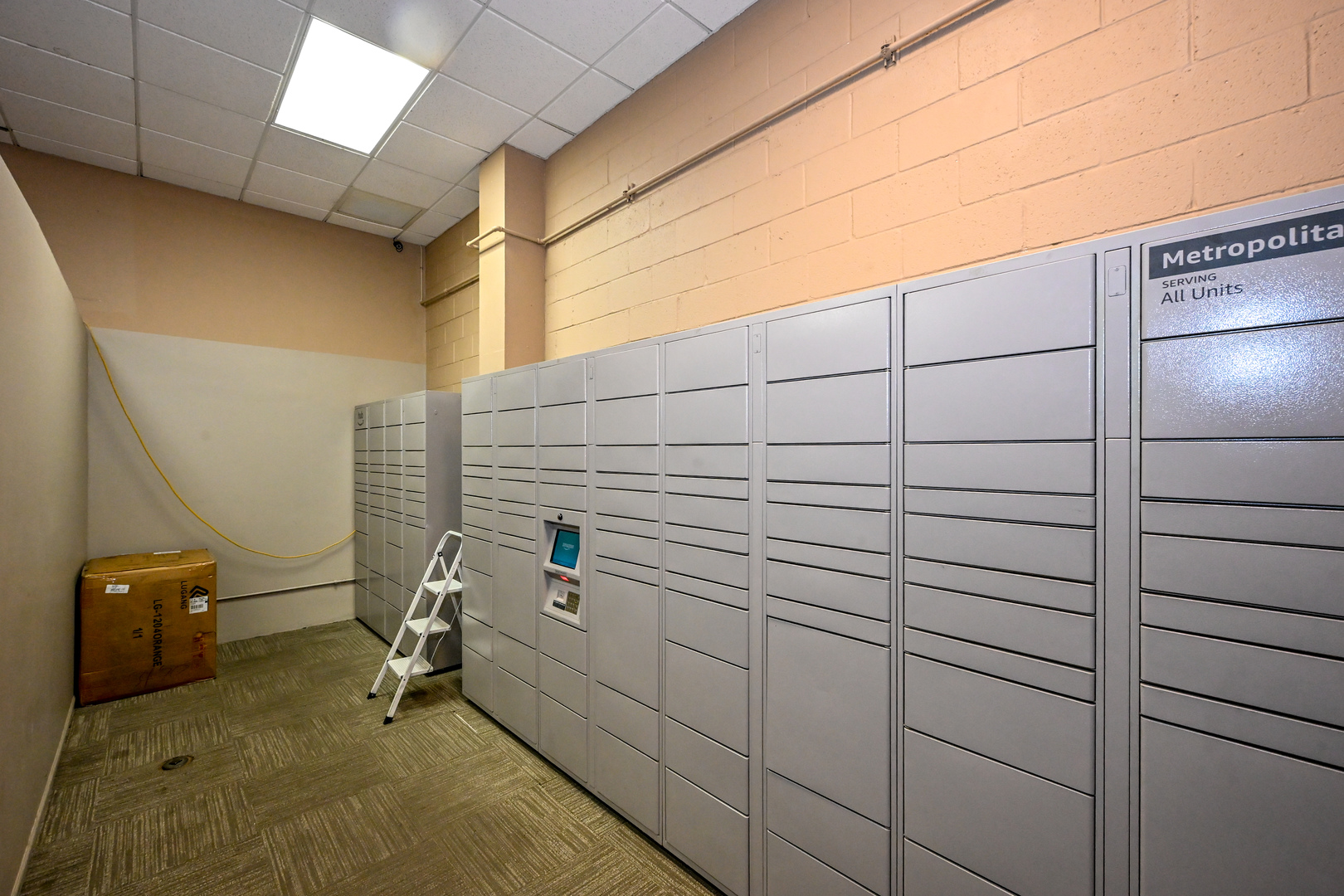 5320 North Sheridan Road, Unit 1011 Chicago, IL 60640 - Photo 36 of 37 a bathroom with a shower