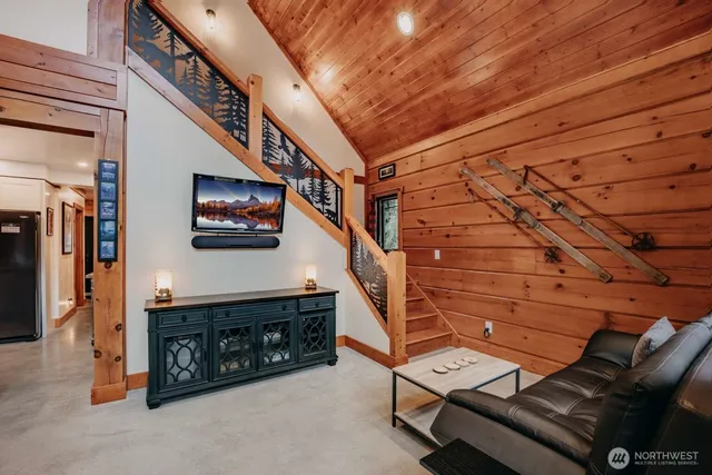 a view of livingroom with furniture