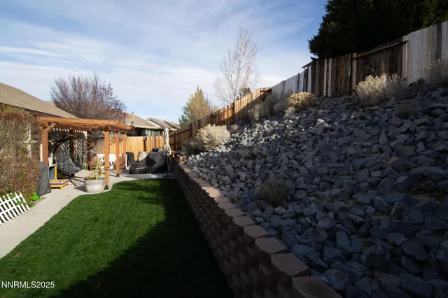 a view of yard with green space