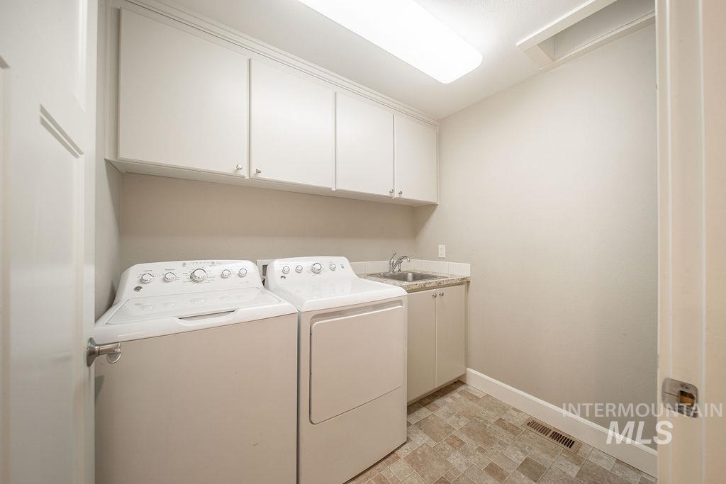 19809 Tammany Creek Road Lewiston, ID 83501 - Photo 22 of 50 Washroom with cabinet space and washing machine and dryer