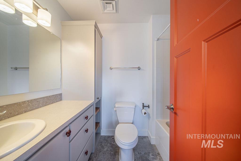 19809 Tammany Creek Road Lewiston, ID 83501 - Photo 27 of 50 Full bathroom with vanity and shower / washtub combination