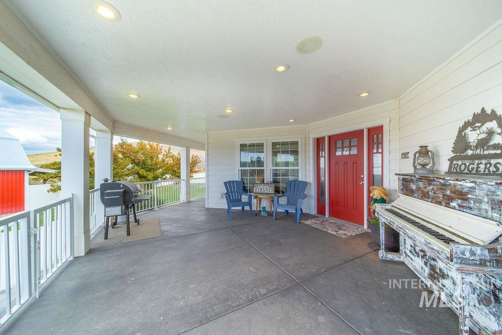 19809 Tammany Creek Road Lewiston, ID 83501 - Photo 41 of 50 Porch with grilling area