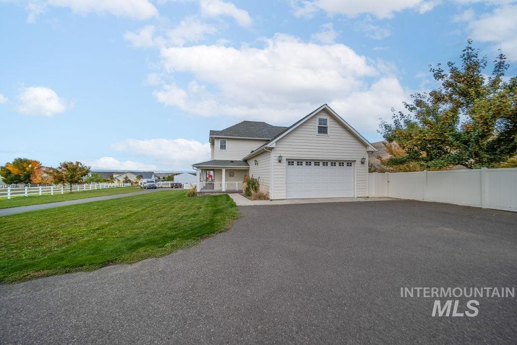 19809 Tammany Creek Road Lewiston, ID 83501 - Photo 45 of 50 View of front of house featuring covered porch and asphalt driveway