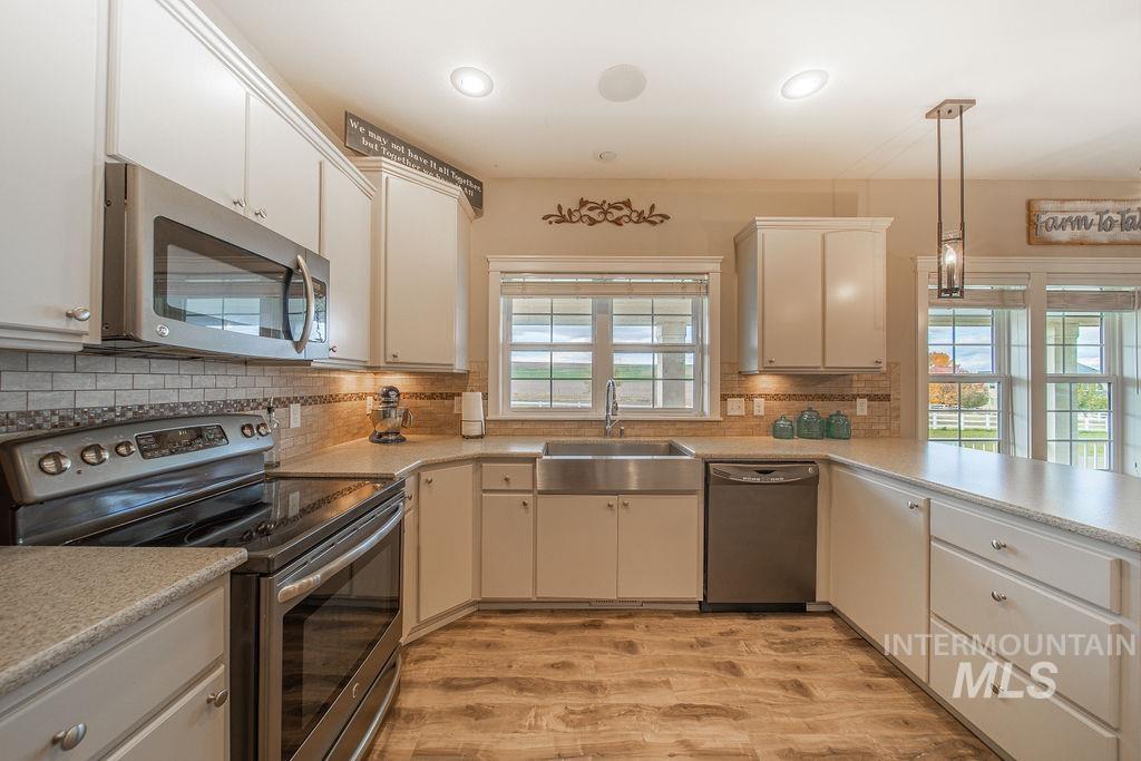19809 Tammany Creek Road Lewiston, ID 83501 - Photo 10 of 50 Kitchen with appliances with stainless steel finishes, light wood finished floors, light countertops, and recessed lighting