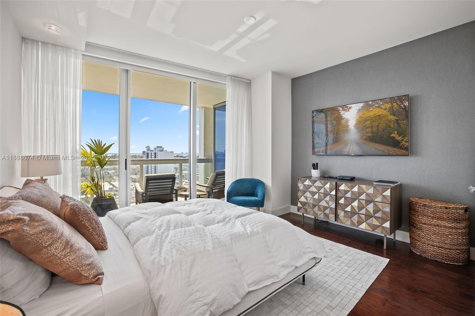 6899 Collins Avenue, Unit 1610 Miami Beach, FL 33141 - Photo 8 of 35 a bedroom with a large bed and a window