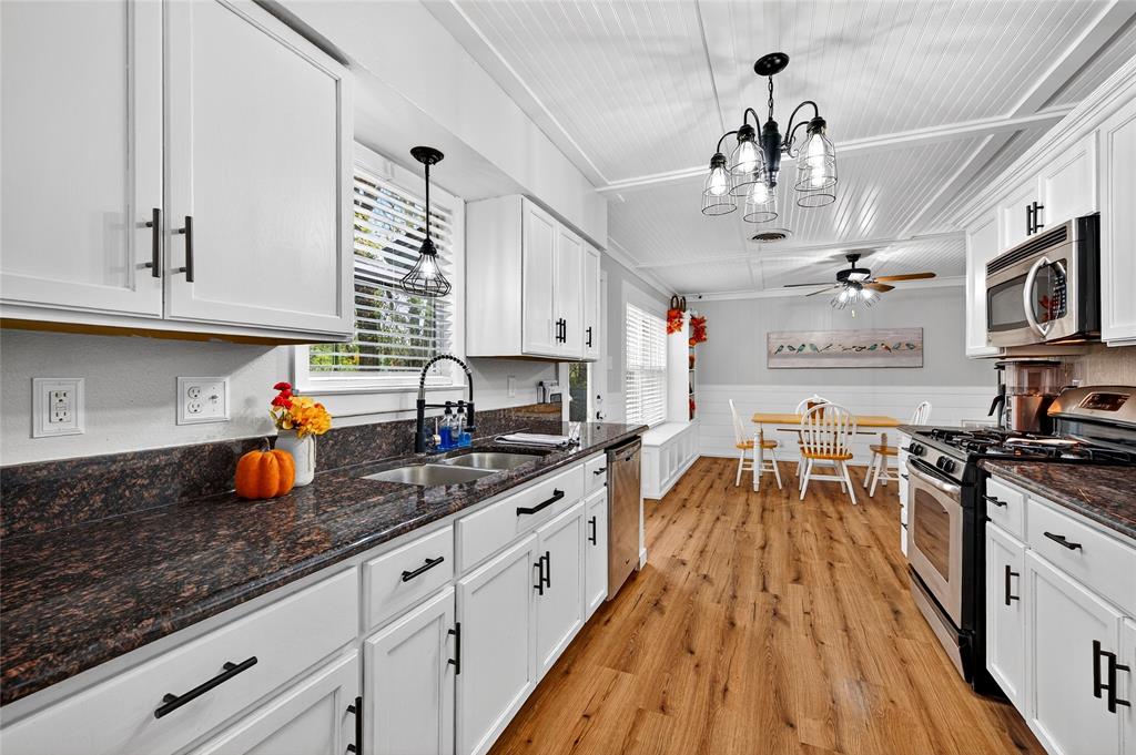 1115 Oak Ridge Drive Denison, TX 75020 - Photo 16 of 32 a kitchen with granite countertop lots of counter top space