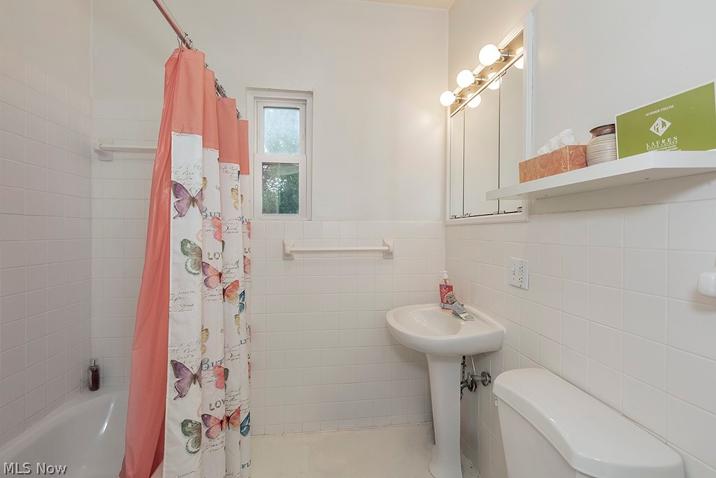 1772 Middlehurst Road Cleveland, OH 44118 - Photo 29 of 43 full bath on second floor