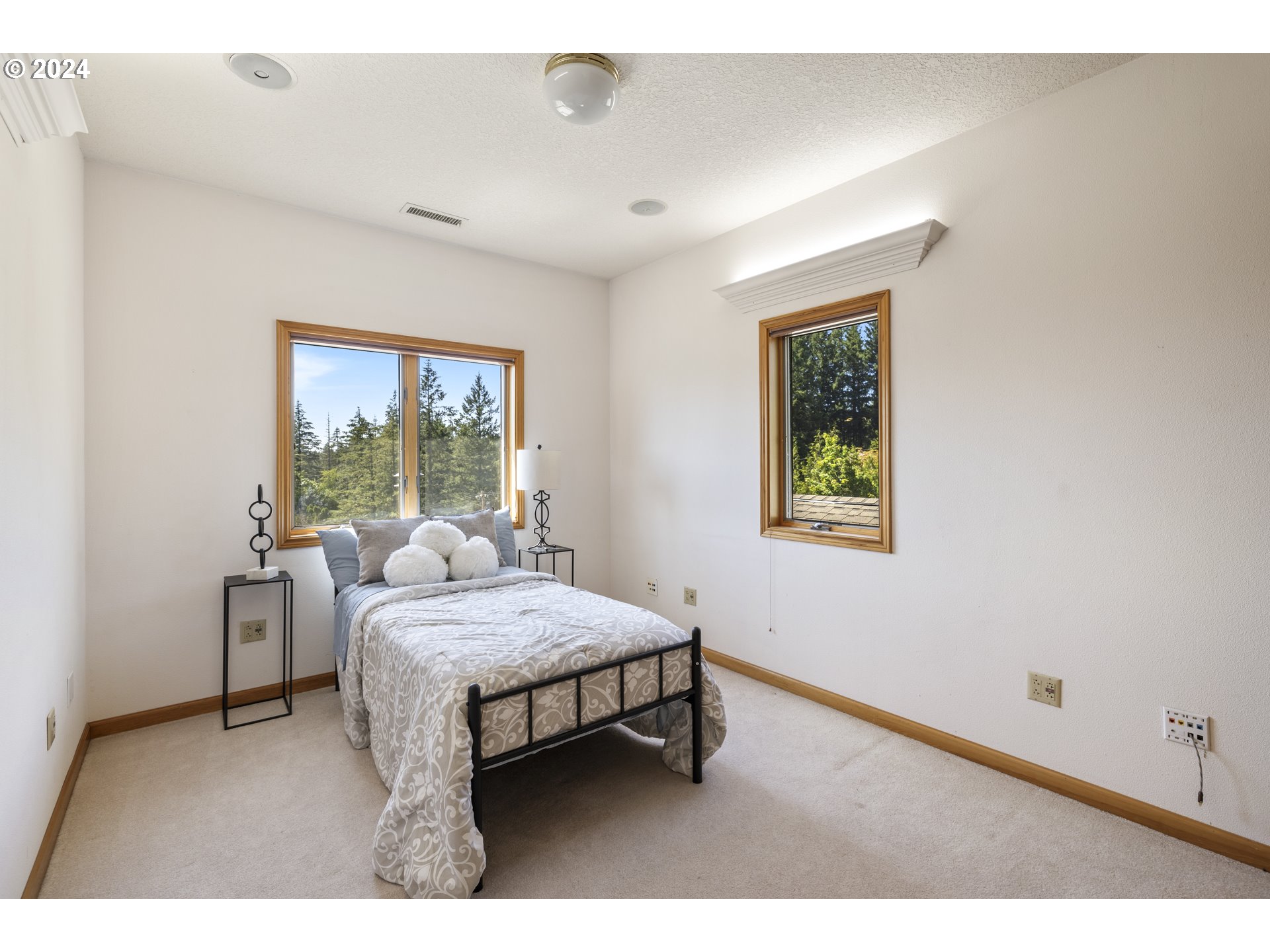 11400 Northwest Plainview Road Portland, OR 97231 - Photo 25 of 48 a bedroom with a bed and a window