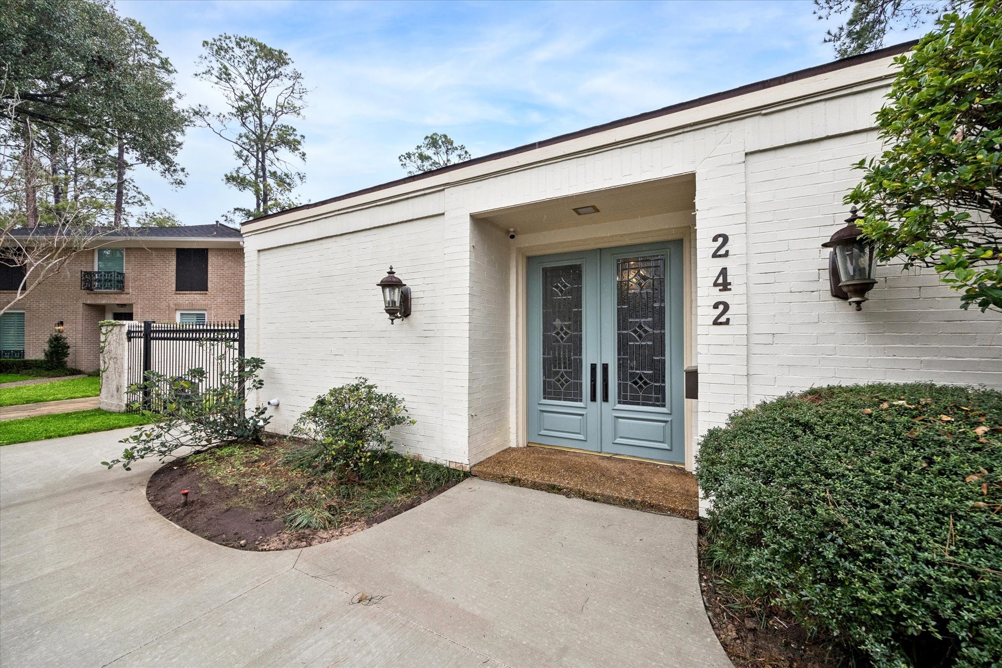 242 Vanderpool Lane Houston, TX 77024 - Photo 2 of 33