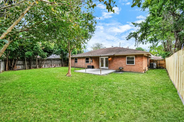 a view of a house with a backyard