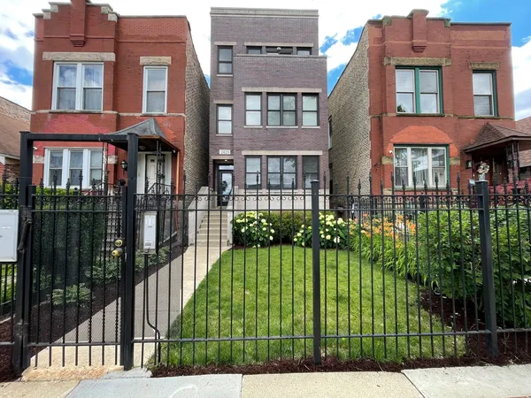 $3,300 | 2425 West Arthington Street, Unit 1, Chicago, IL 60612