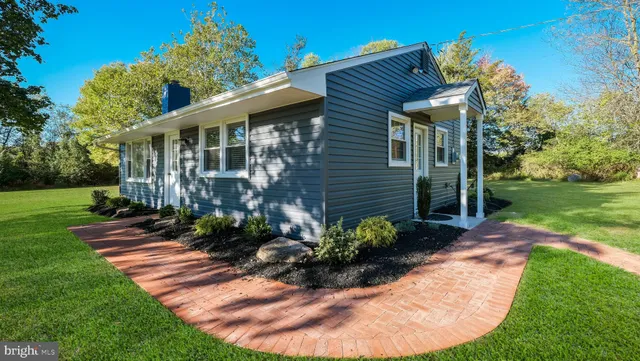 a view of a house with backyard