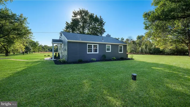 a view of a house with backyard and garden