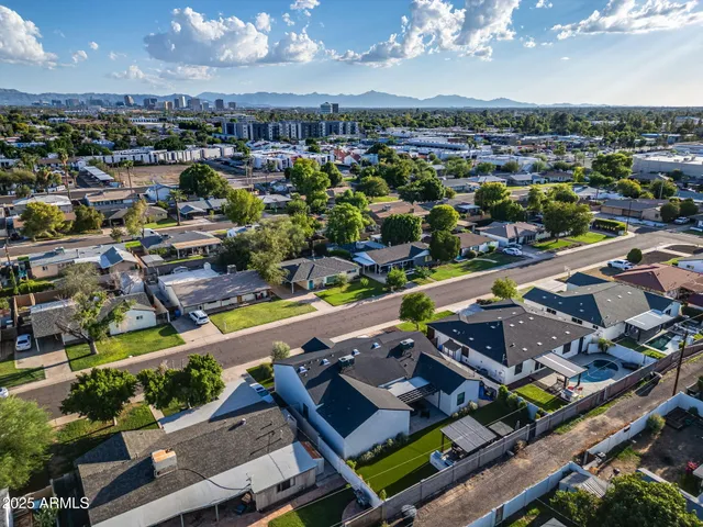 $1,050,000 | 928 East Berridge Lane, Phoenix, AZ 85014