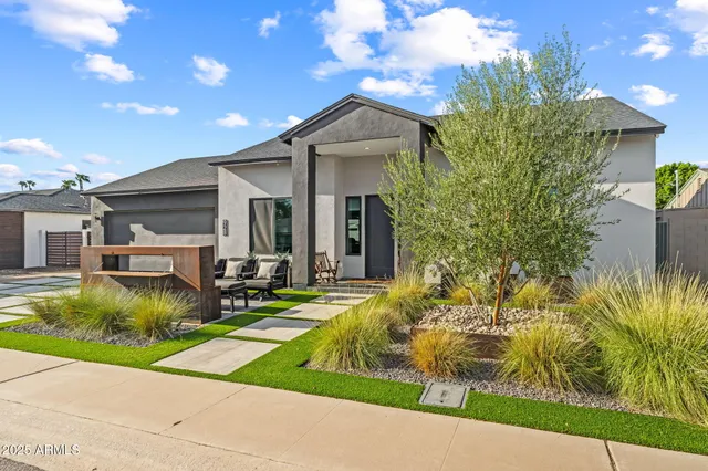$1,039,900 | 928 East Berridge Lane, Phoenix, AZ 85014