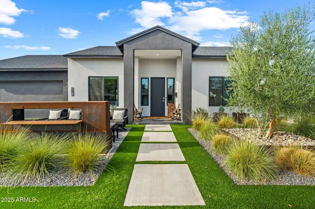 $1,039,900 | 928 East Berridge Lane, Phoenix, AZ 85014