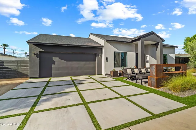 $1,050,000 | 928 East Berridge Lane, Phoenix, AZ 85014