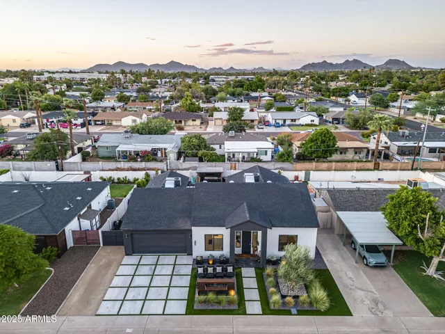 $1,050,000 | 928 East Berridge Lane, Phoenix, AZ 85014