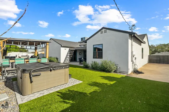 $1,050,000 | 928 East Berridge Lane, Phoenix, AZ 85014