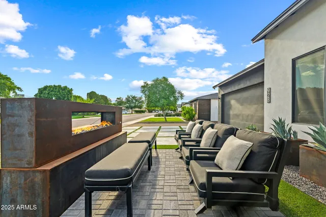 $1,050,000 | 928 East Berridge Lane, Phoenix, AZ 85014