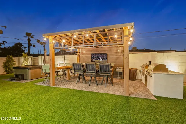 $1,050,000 | 928 East Berridge Lane, Phoenix, AZ 85014