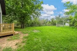 a view of a backyard with white house