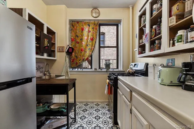 $395,000 | 854 West 181st Street, Unit 4C | Hudson Heights